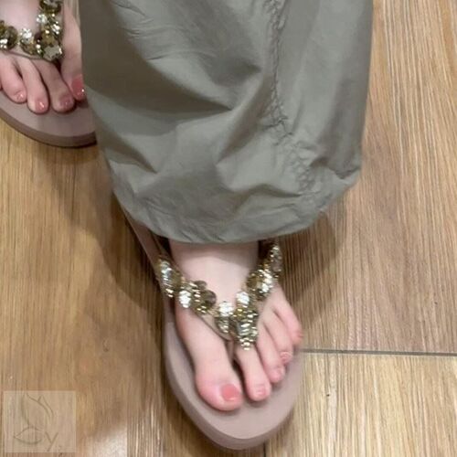 水钻厚底b海边沙滩拖鞋女夏季外穿2025新款超火绝美防滑防臭人字