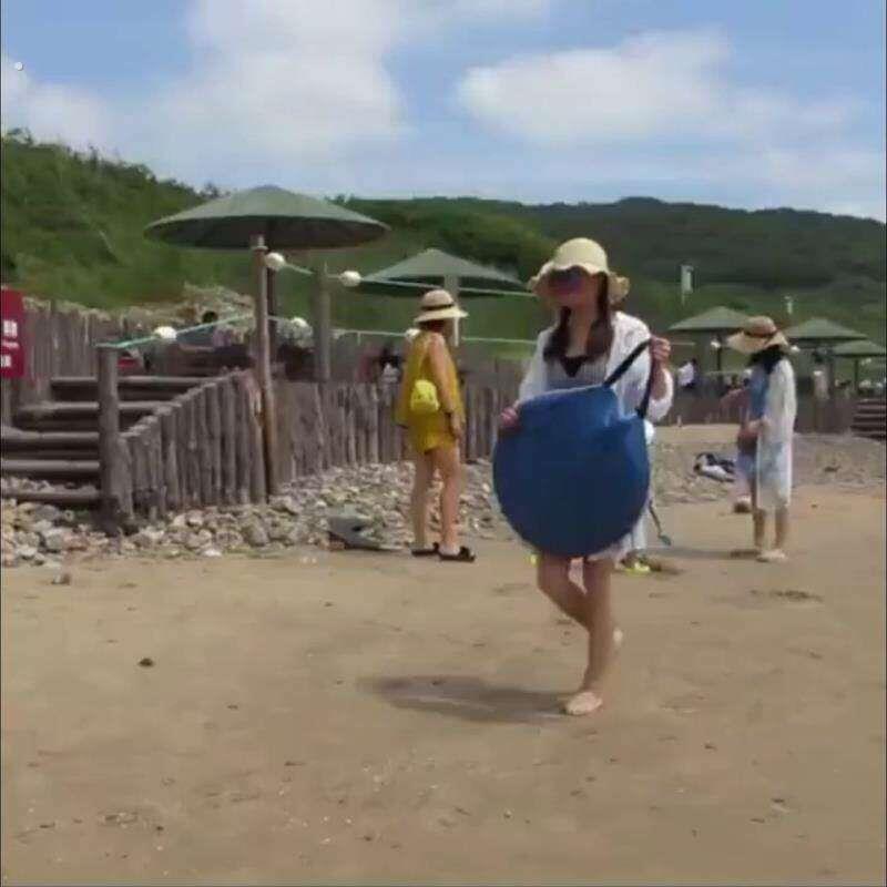 海边无底沙滩帐篷户外3-4人简易自动遮阳孩子在水里玩耍挖沙快速图片