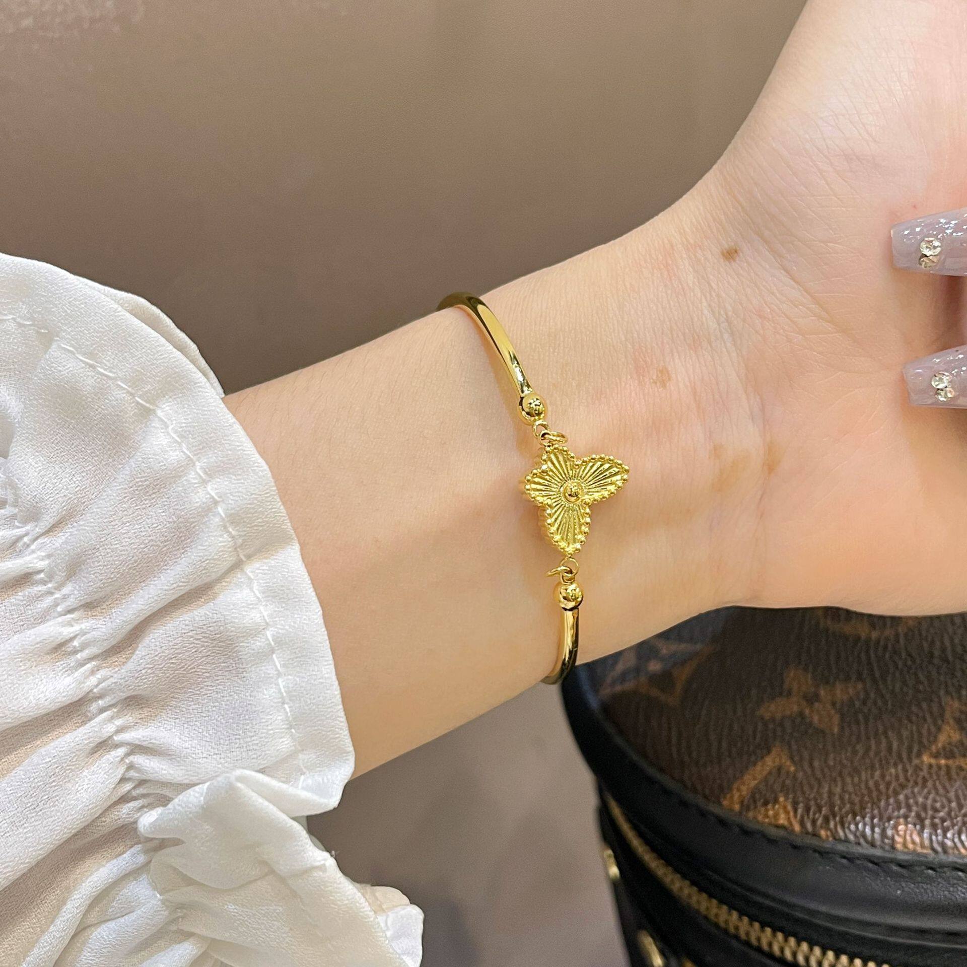 法式复古金色蝴蝶钛钢手链女小众设计高级感手镯轻奢精致百搭手饰