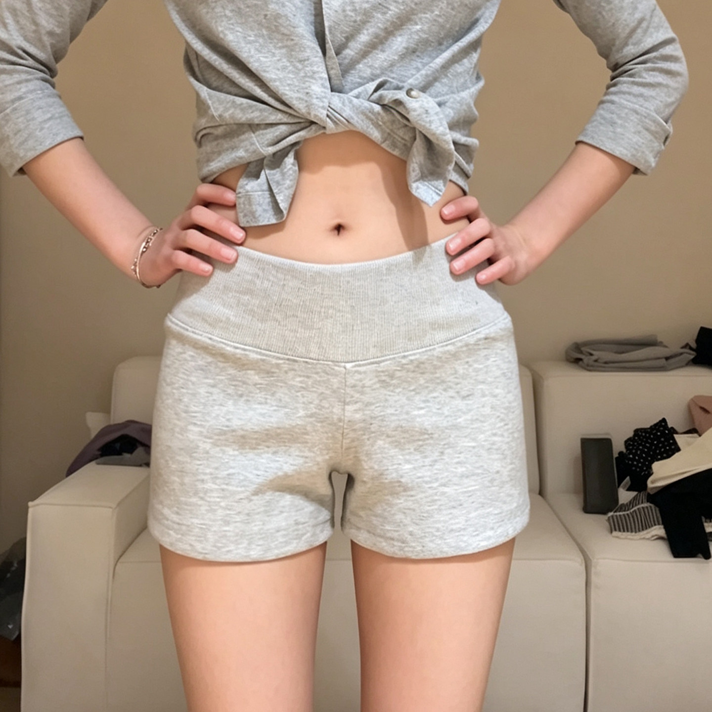 浅灰色低腰运动包臀短裤女新款