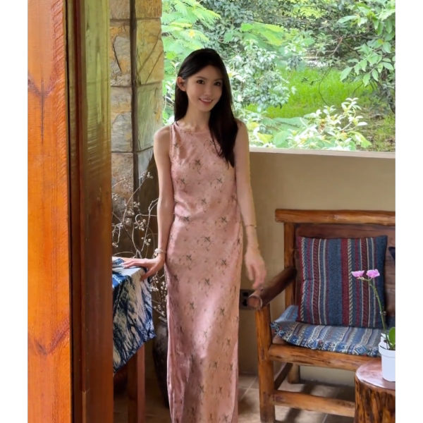 新中式复古文艺印花粉色无袖连衣裙2026新款裙子女夏季侧开叉长裙