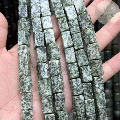 天然原矿绿点石方糖散珠