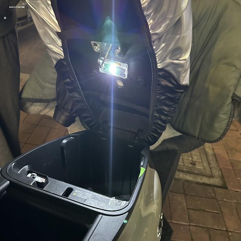 电动车座桶灯机车尾箱灯照明灯坐桶灯储物灯箱灯感应灯改装配件