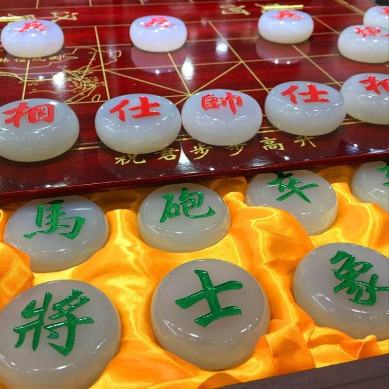 天然玛瑙象棋高档韩信棋盘红白玉石玉髓户外休闲中国象棋送礼套装