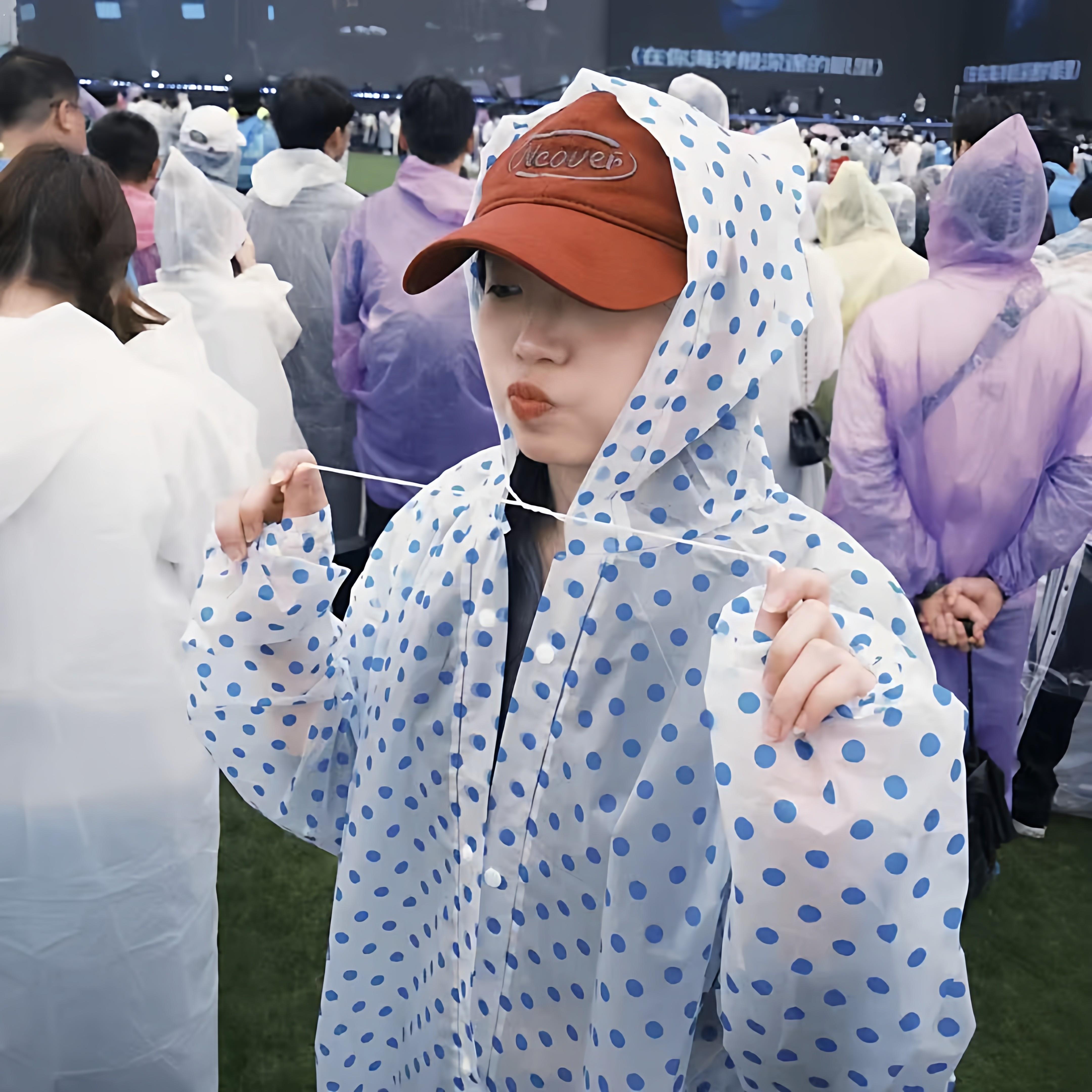 音乐节雨衣可爱蓝色波点便携加厚户外雨披旅游演唱会登山透明雨衣