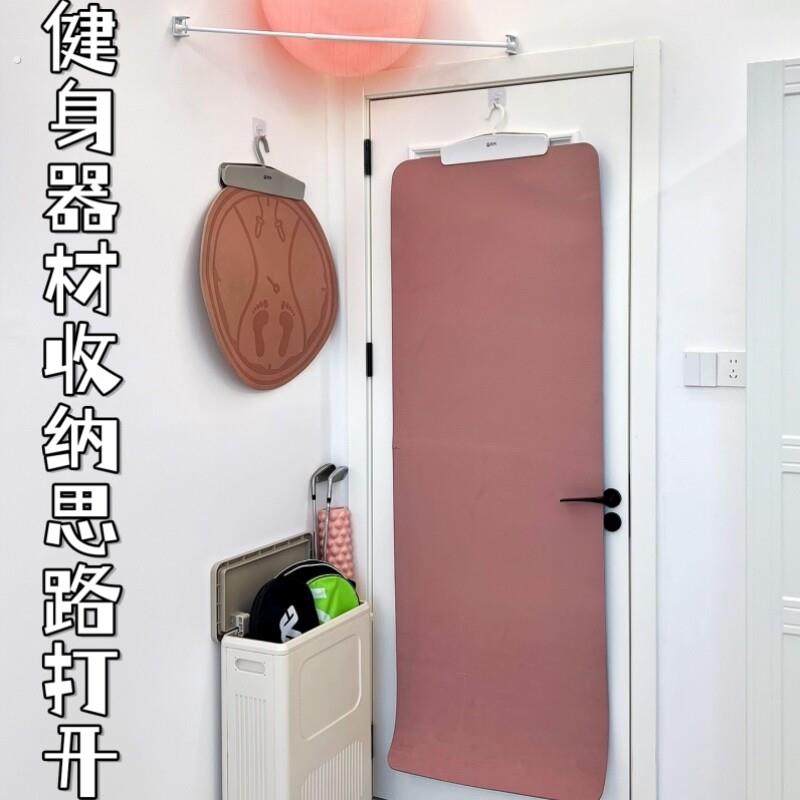 运动器材收纳新思路打开!门后壁挂式跳绳垫瑜伽垫收纳夹子置物架