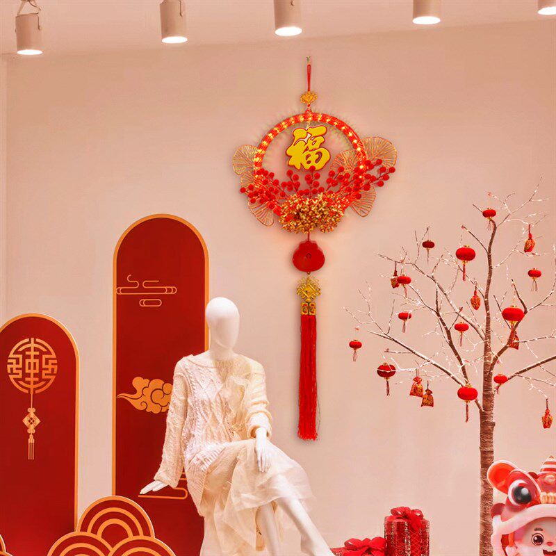 新年装饰品2024龙年春节发光福字挂件红果花环过年款店铺橱窗门贴