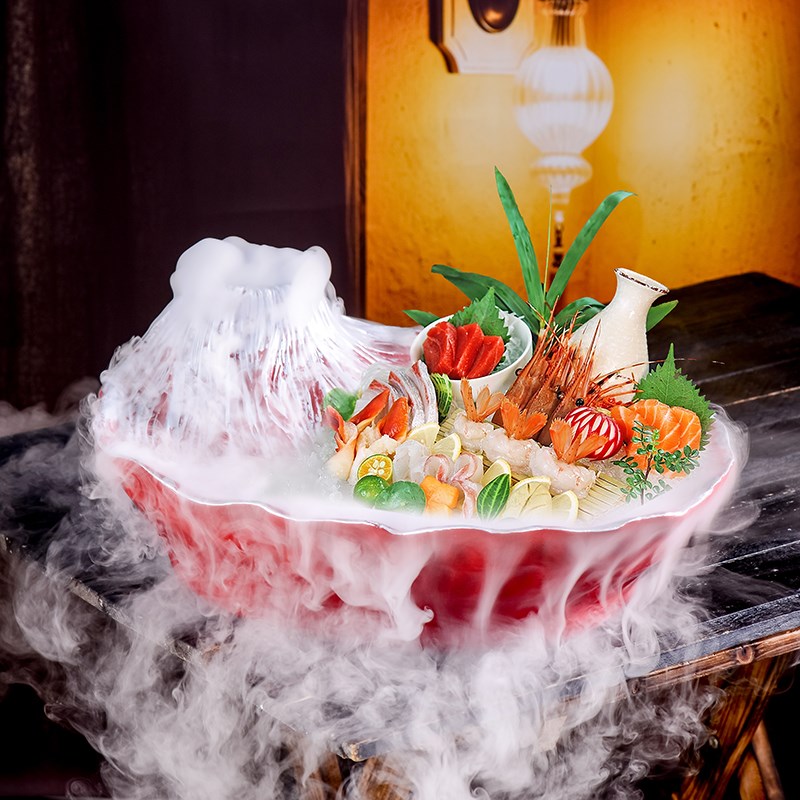 高端火锅店烤肉和牛海鲜拼盘三文鱼刺身盘日式富士山干冰创意餐具