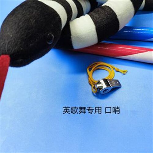 广东潮汕英歌舞领头的时迁手里拿着的蛇和吹的纠纪哨子英歌棒棒棒