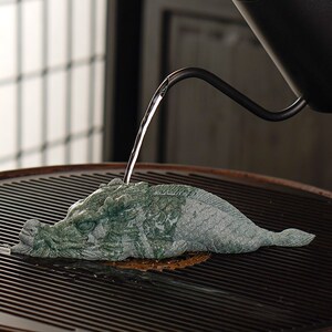 创意呆萌趴赢龙鱼茶宠茶玩摆件国潮鱼化龙鱼缸造景客厅桌面装饰品