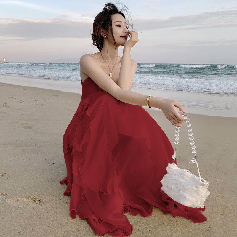 海边红裙旅游沙漠穿搭吊带连衣裙适合大理洱海拍照的红色沙滩裙女