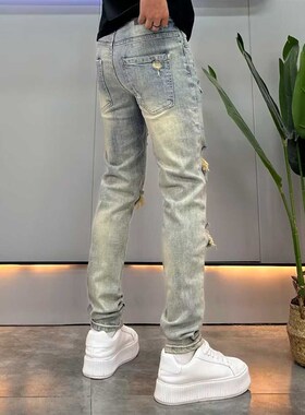 设计款泥黄色牛仔裤男破洞2024夏季新款时尚刮烂修身小脚乞丐裤子