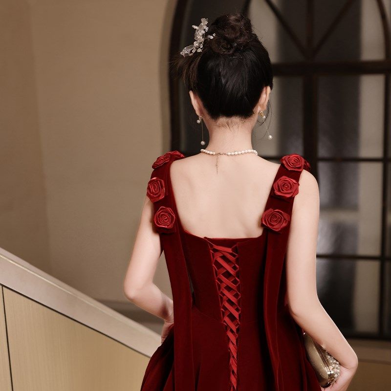 酒红色绒面吊带新娘敬酒服2024新款订婚回门花朵晚礼服长款显瘦冬