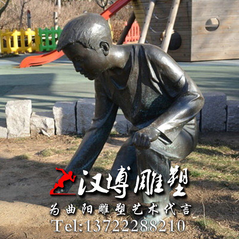 人物雕塑小孩蜗牛雕塑童趣玩耍踢球广场商业街小品玻璃钢仿铜铸铜