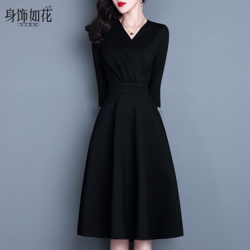 2025春秋新款淑女气质打底小黑裙V领修身七分袖中长款黑色连衣裙