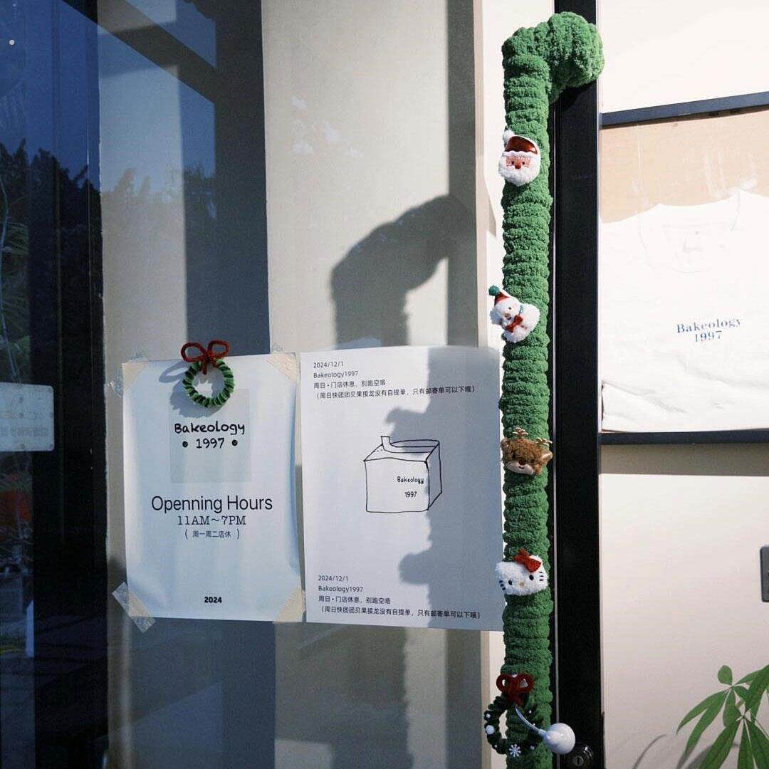 圣诞装饰店铺门把手开门装扮节日场景布置圣诞氛围感餐厅咖啡店