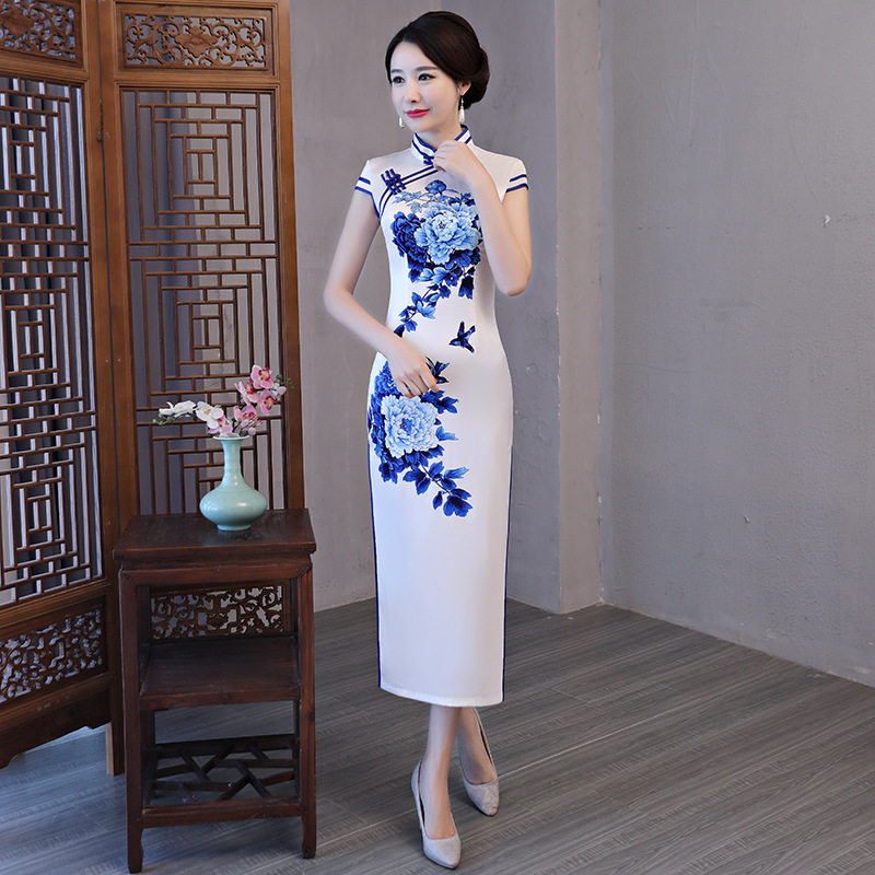 旗袍长款优雅年轻款少女2023春款改良复古中国风走秀纯白色青花瓷