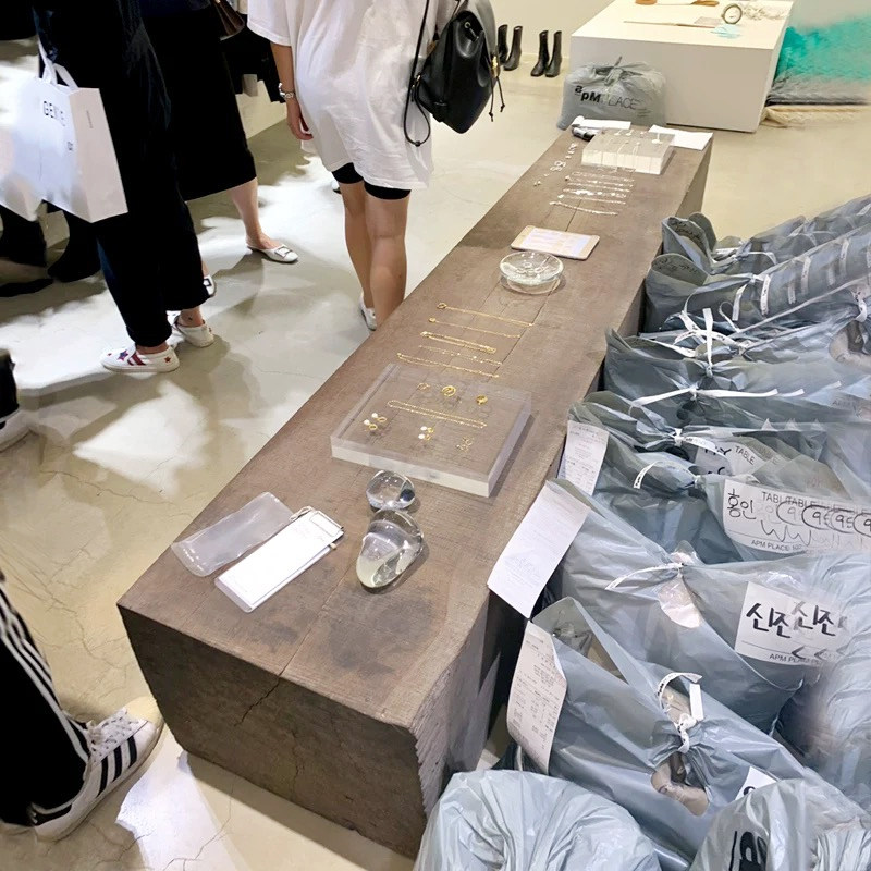 服装店展示桌摆台架子实木创意中岛流水台女装店货架装饰展示地台