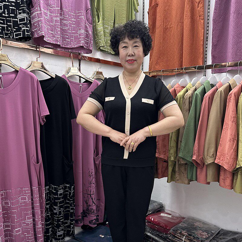 四十岁女人夏装V领拼色短袖t恤衫女黑色显瘦50岁妇女透气宽松上衣
