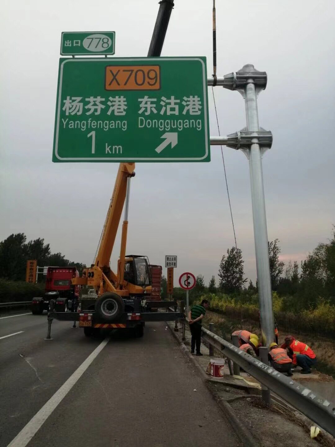 交通指示牌F杆双悬臂生产厂家 道路交通安全标志杆热镀锌双悬臂杆