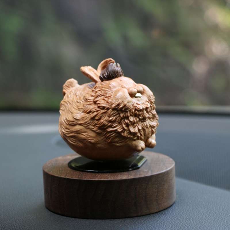 太阳能自动旋转创意汽车摆件黄杨木雕十二生肖少年兔车载招财饰品