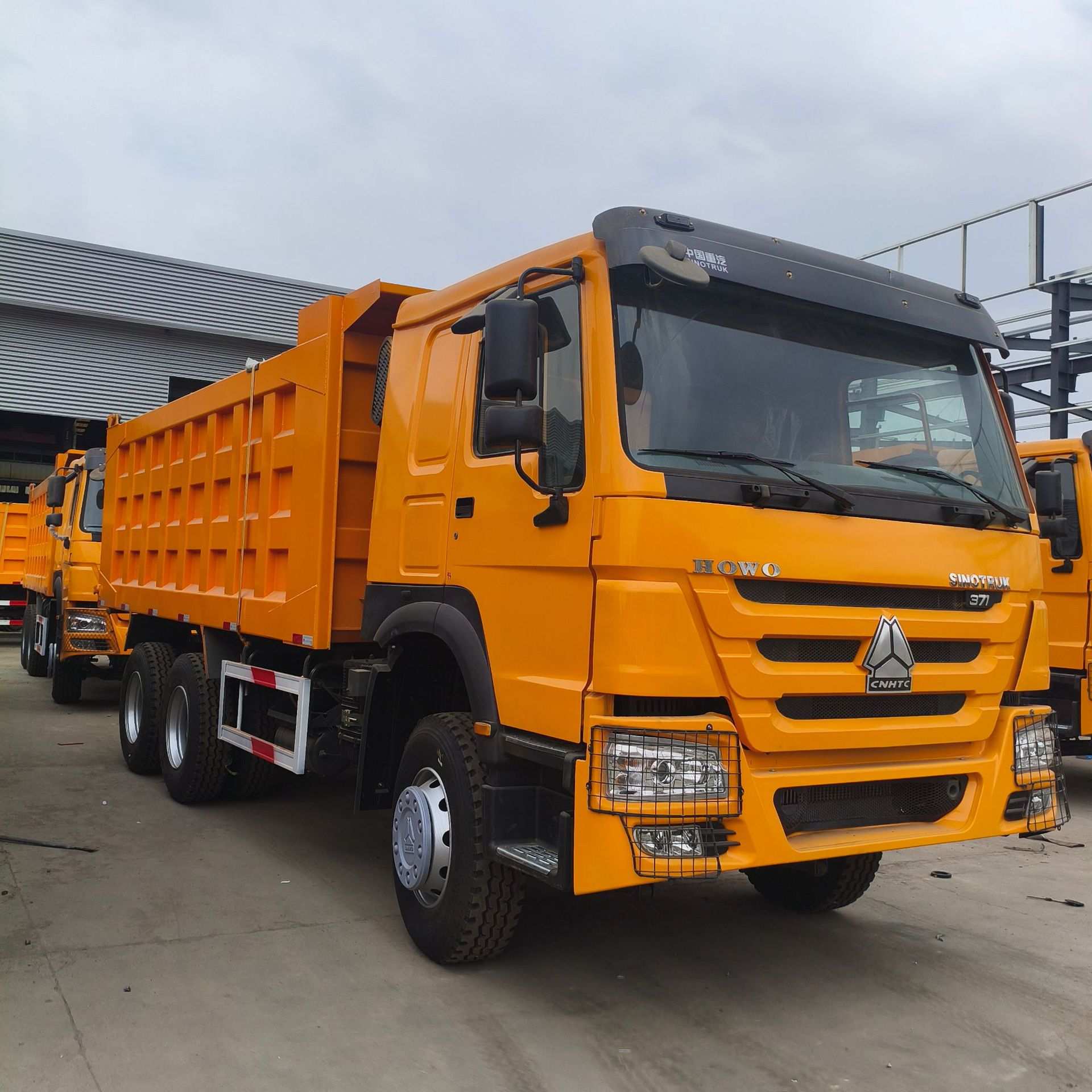 常年出口豪沃自卸车 后八轮矿用土方工程车右驾驶舱砂石料卡车