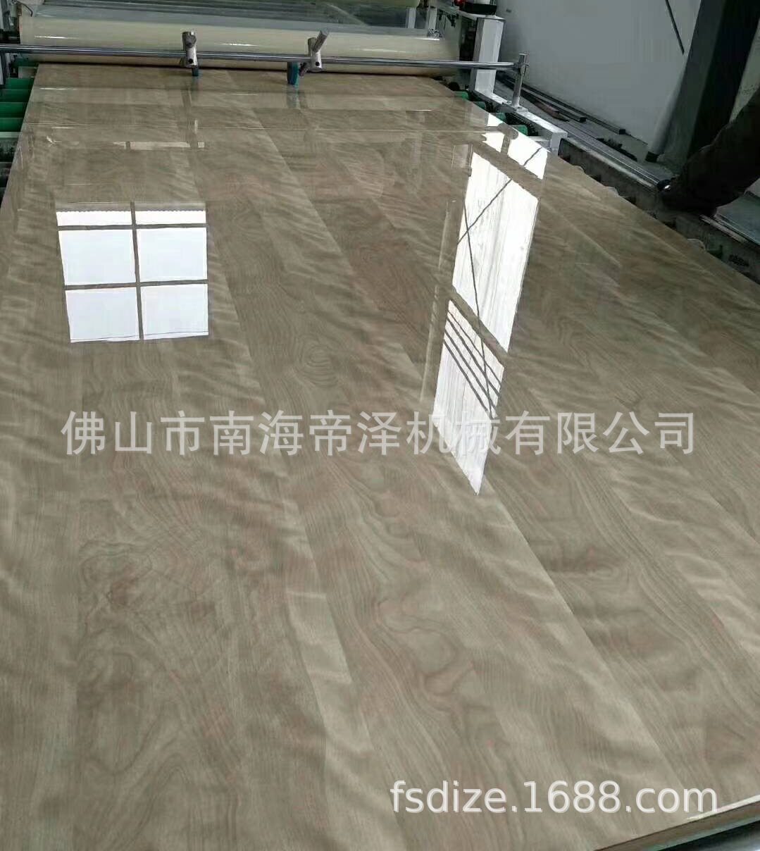 高光衣柜移门自动UV膜压机 倒膜机 肤感肤哑大板uv涂装设备厂家