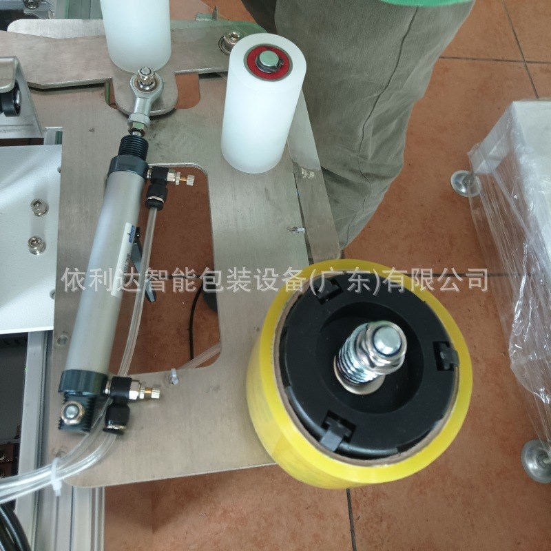 南庄全自动胶带缠绕机罗村纸箱胶带裹包机泡沫箱自动脚踏缠膜机