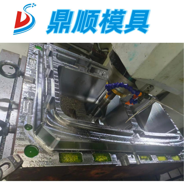 汽车内饰件注塑模具及注塑机