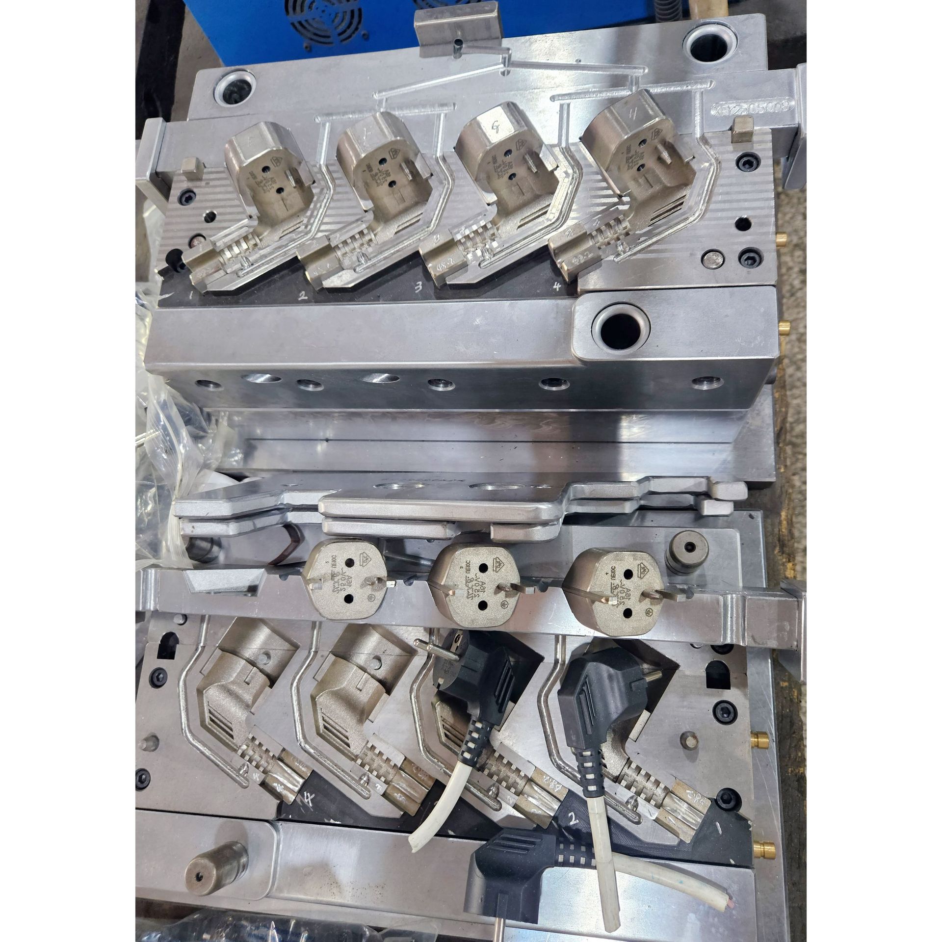 深圳欧规插头模具 法国头 弯头注塑模 AC电源线 16A 250V