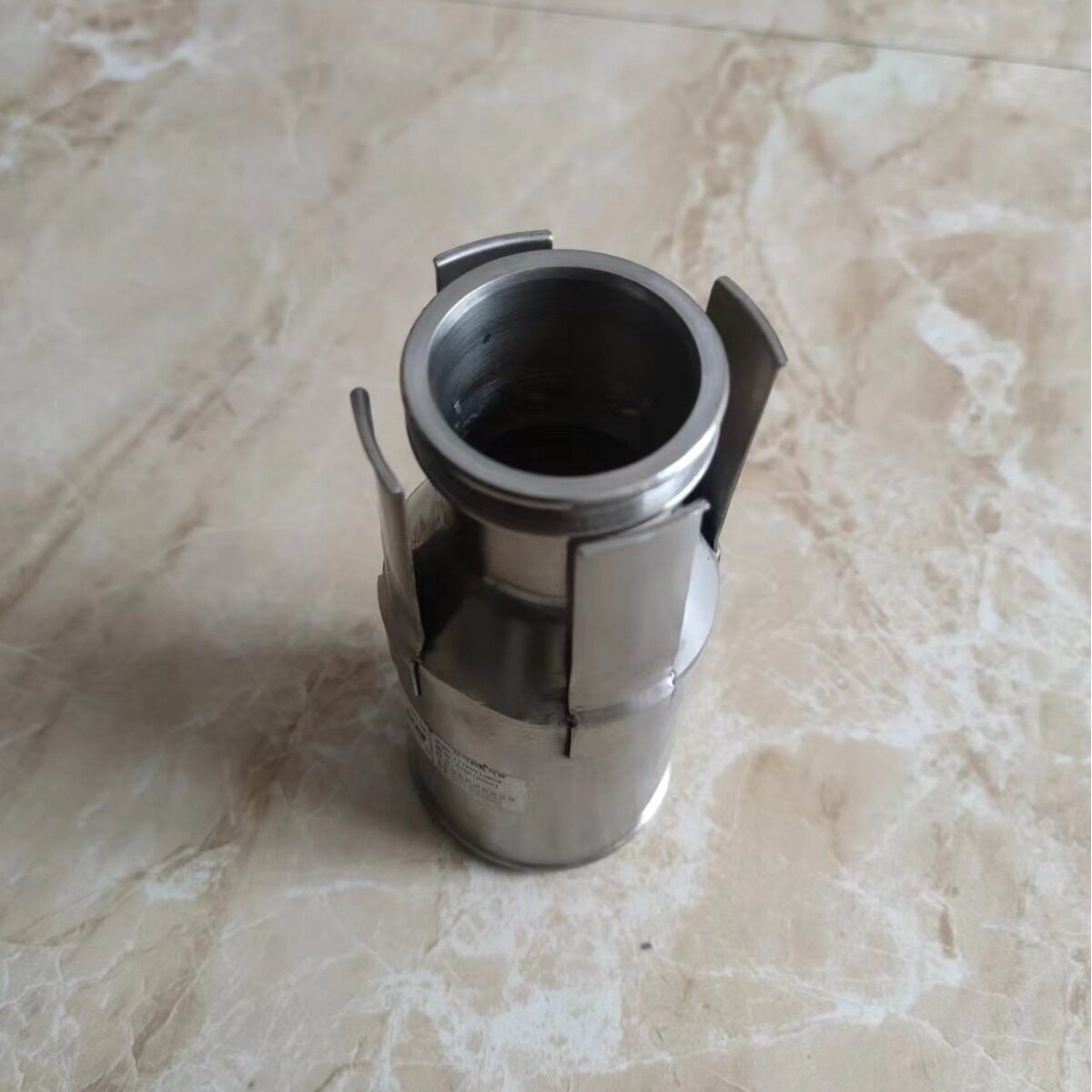 一汽大柴道依茨发动机配件1118091-D008压气机出气管