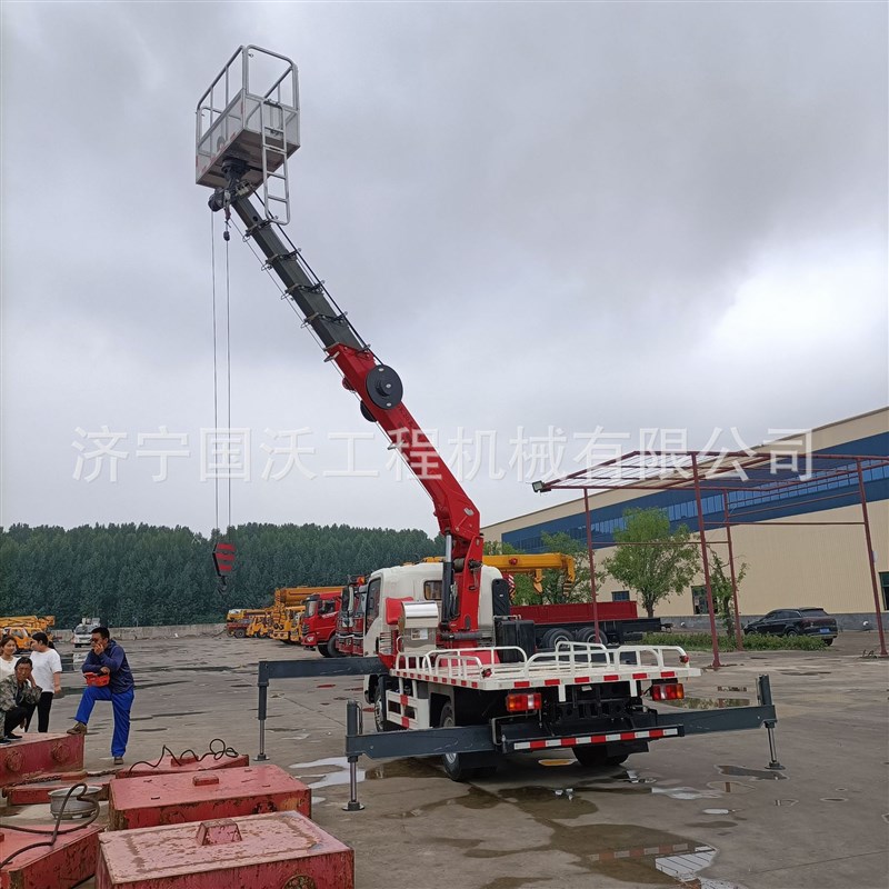 外墙装修三用高空作业车 20米吊C运一体车图片 蓝牌高空随车吊型