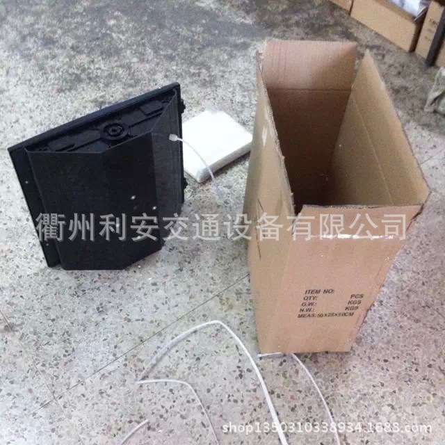 太阳能黄闪灯 带慢字的也有 直径200 300 400mm