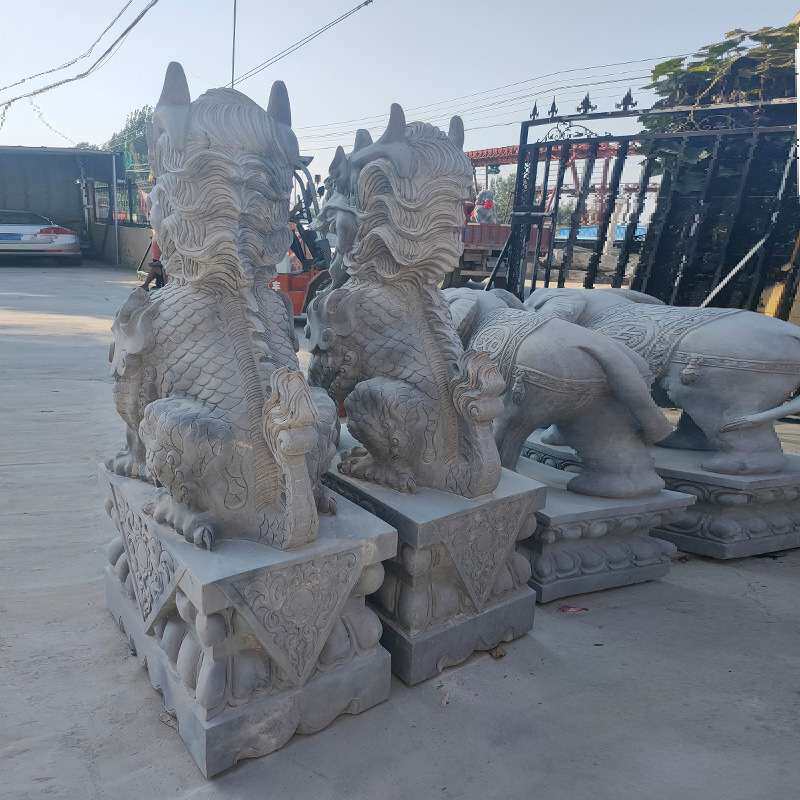 现货青石石雕麒麟一对 汉白玉晚霞红麒麟 庭院园林小区门口摆件