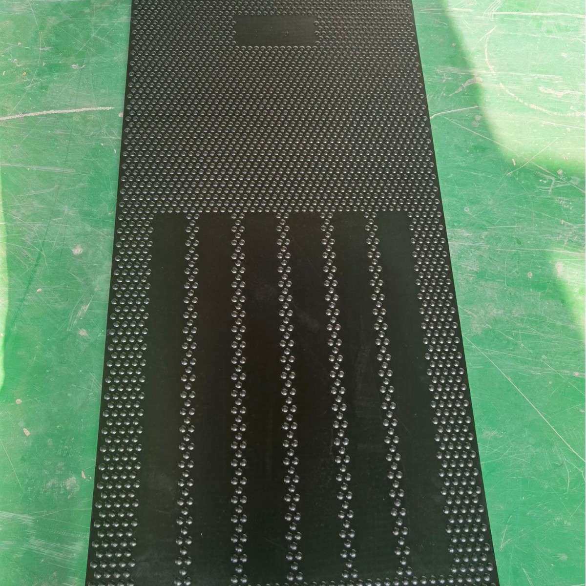 母猪产床防滑垫黑色橡胶垫加厚防潮减热猪用母减震