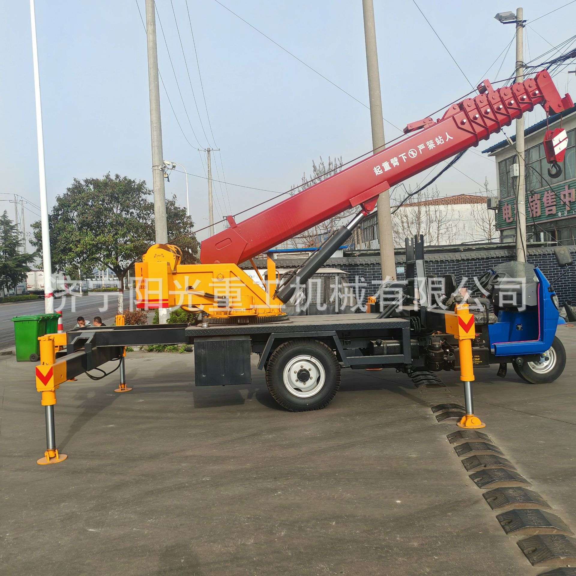 3吨5吨三轮吊车 建筑工程小型三马子起重机 油电两用液压三轮吊车