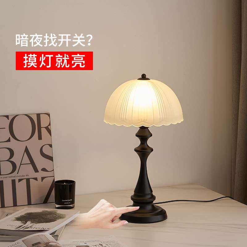 新款卧室台灯床头灯北式客厅现代简约欧式温馨充电小夜灯工厂货源