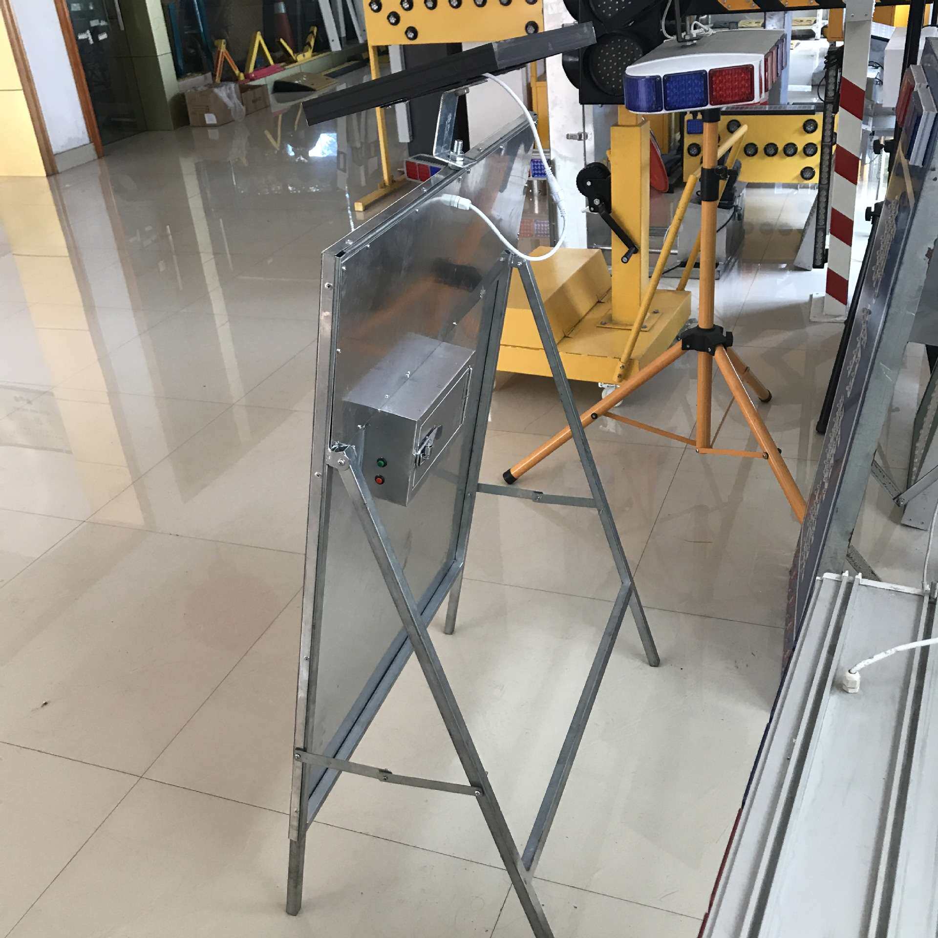 道路太阳能限速牌标志牌太阳能施工警示牌公路养护安全标牌警示灯