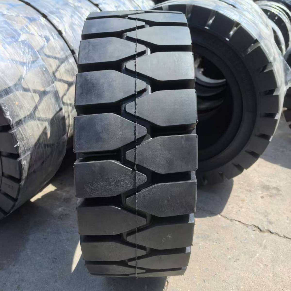 供应3吨合力杭叉龙工叉车配套轮胎650-10/28x9-15实心轮胎加强型