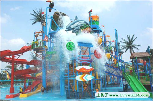 泸州市彩虹滑梯户外水上滑梯儿童戏水小品大型水上乐园游乐场设备