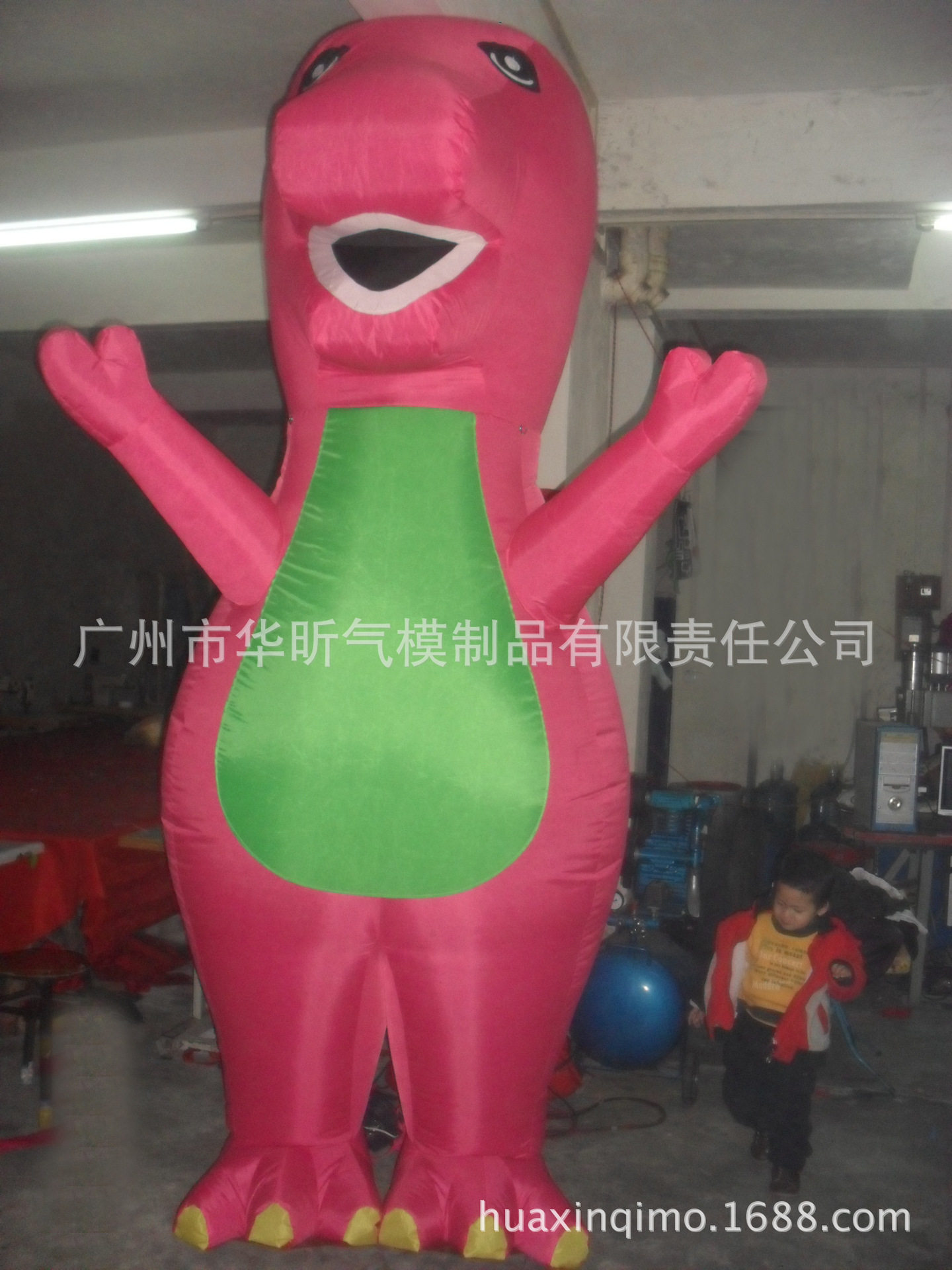 活动开场行走的仿真卡通气模