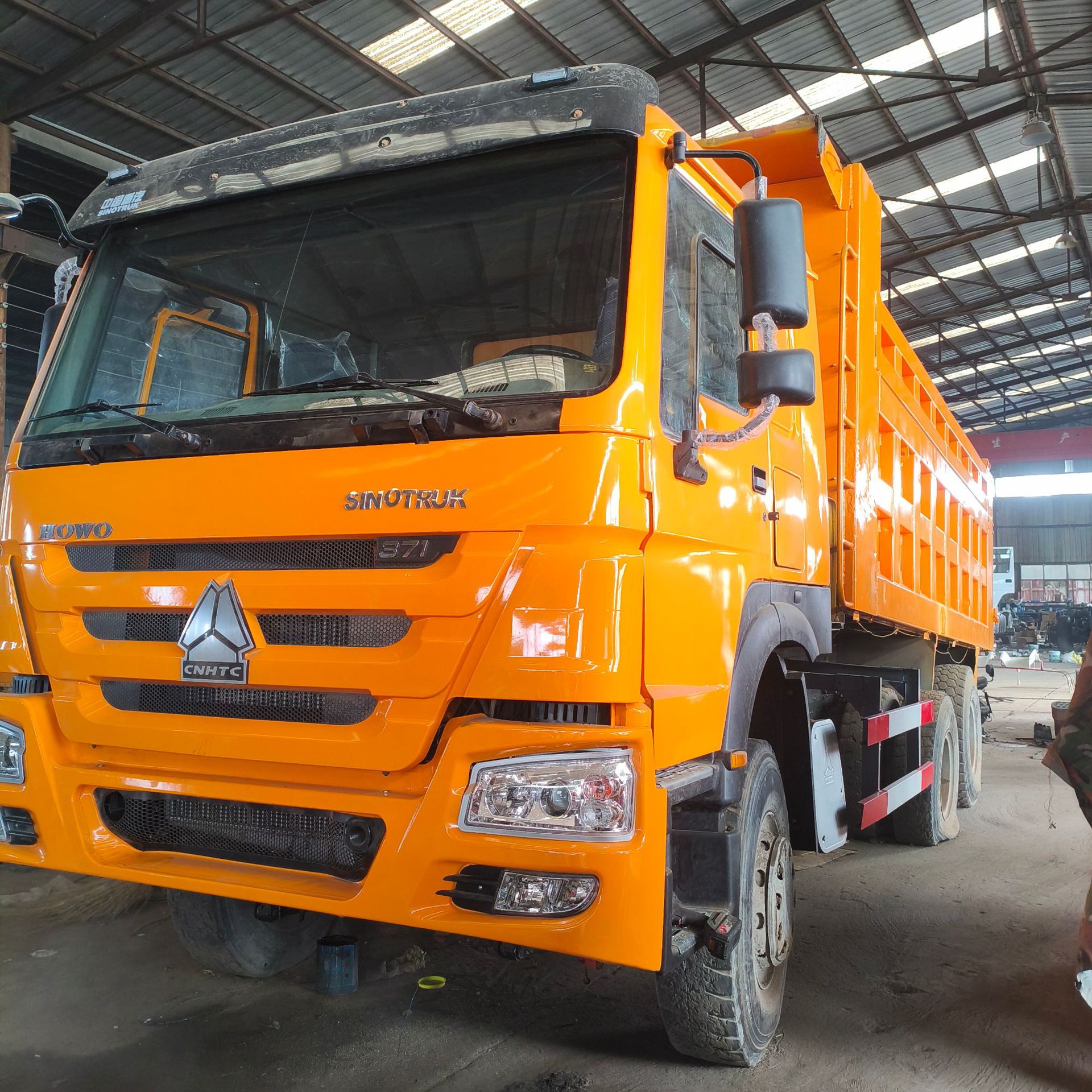 翻新后八轮6x4沙石自卸卡车