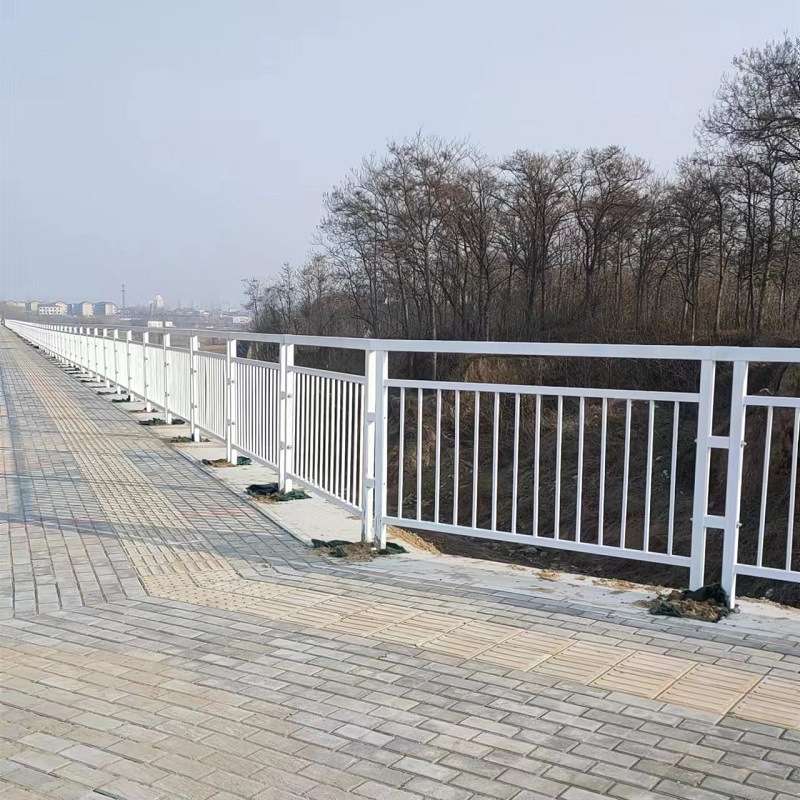 人行道金属护栏市政交通围栏锌钢焊接铁艺制品河道防护栅栏