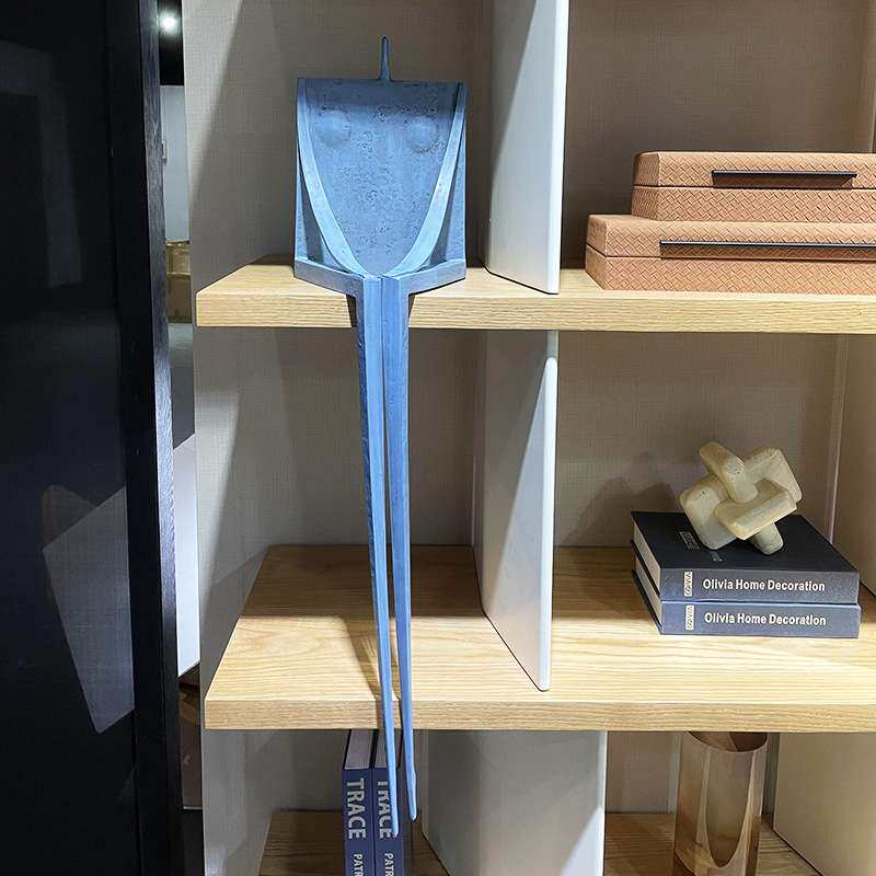 新品 现代树脂艺术工艺品 玄关样板间书柜售楼部蓝色坐姿人像摆件