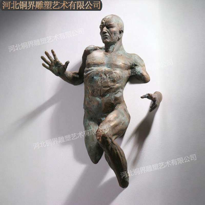 抽象穿墙人铸铜雕塑墙壁人铜雕像Wall Penetrating Man Sculpture