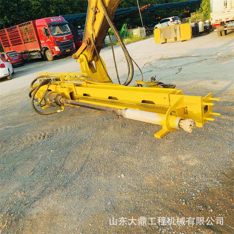 挖掘机改装光伏打桩机 太阳能发电站螺旋地桩钻孔机 挖改钻机