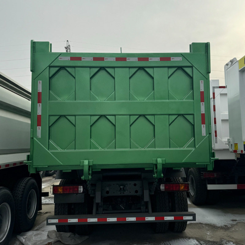 出售出口豪沃自卸车 前四后八渣土车厢货车 371马力翻斗垃圾车