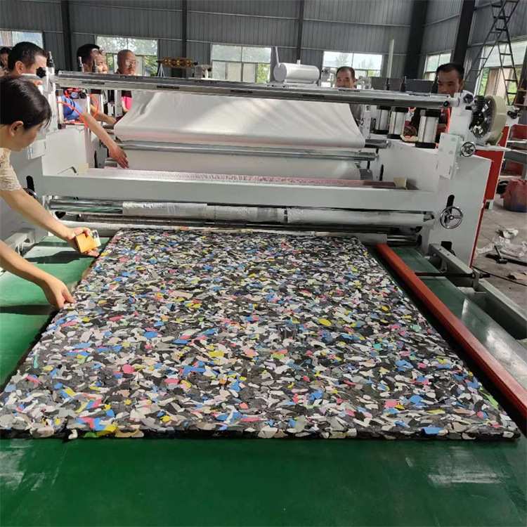 橡塑隔音棉绒布复合机 布料TPU胶膜复合机 皮革海绵辊加热贴布机