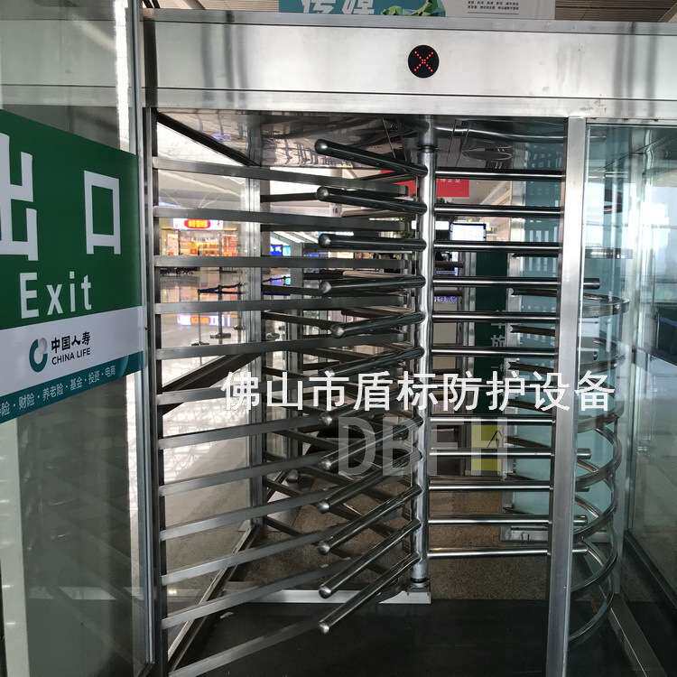 盾标防护厂家订制圆弧形单向栏杆门不锈钢全高旋转转闸出口棍匝道