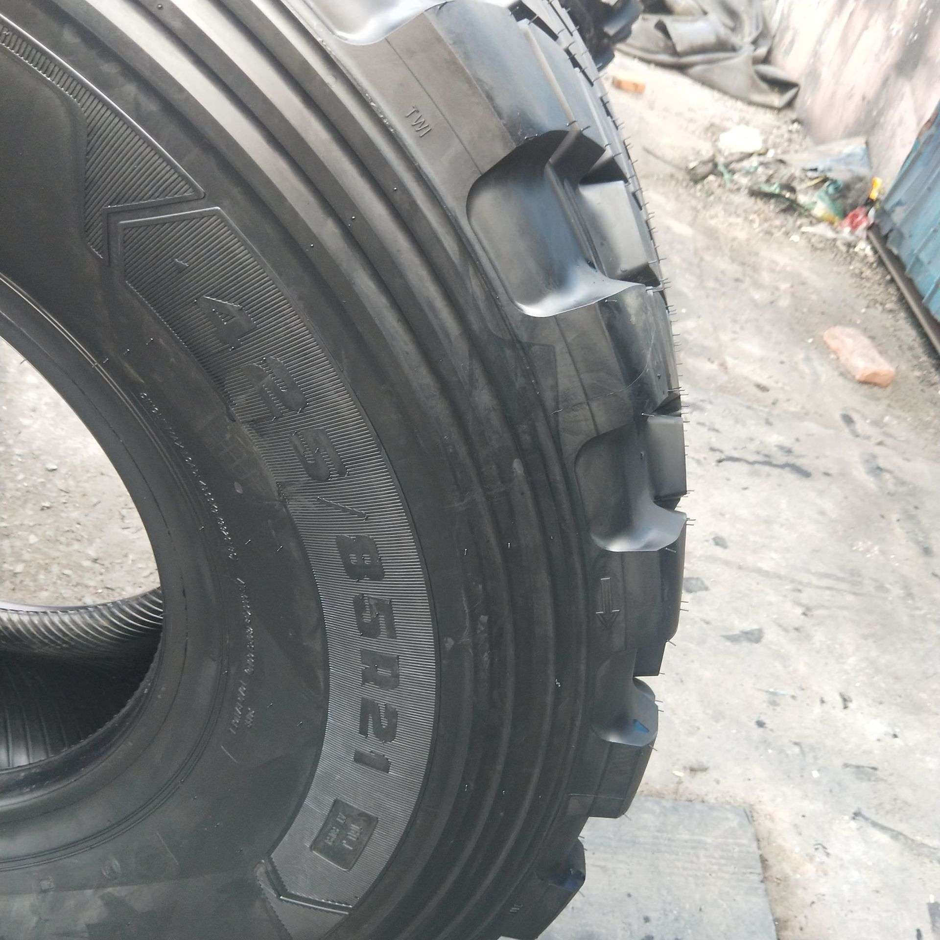 现货沙漠运输卡车越野轮胎425/85R21油罐车真空轮胎24R20.5 24R21
